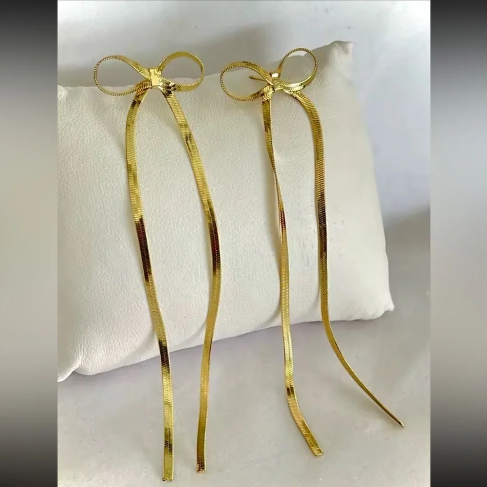 Chic Gold Bow Earrings – Minimalist Ribbon Style